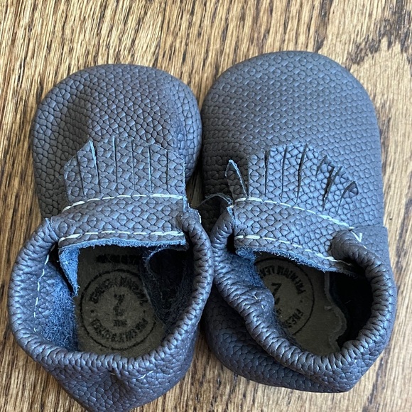 Charcoal grey leather Freshly Picked moccasins, size 2. New without tags. - Picture 5 of 9